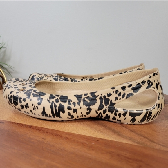 CROCS Leopard Print Flats Size 8 Animal Casual Comfy - Picture 10 of 16
